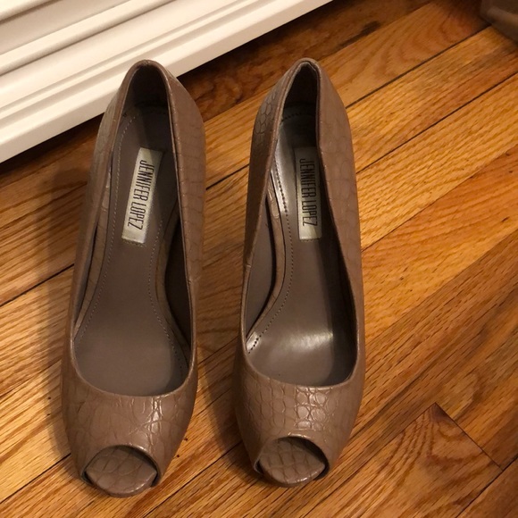 Nude snake like print pumps size 6 - Picture 2 of 5